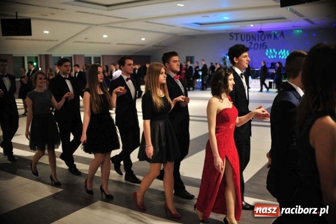 Zdjęcie w galerii na portalu naszraciborz.pl: II LO na swoją studniówkę wybrało Zakrzów FOTO I WIDEO wiadomości z regionu