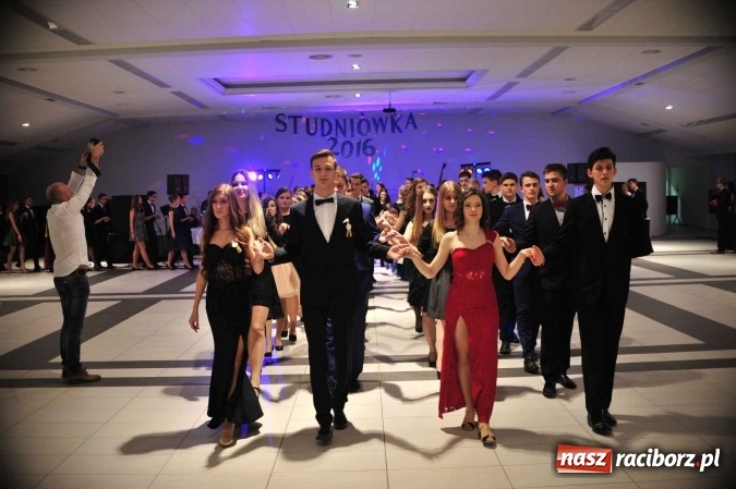 Zdjęcie w galerii na portalu naszraciborz.pl: II LO na swoją studniówkę wybrało Zakrzów FOTO I WIDEO wiadomości z regionu