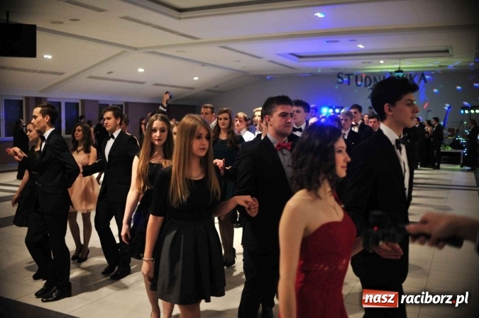 Zdjęcie w galerii na portalu naszraciborz.pl: II LO na swoją studniówkę wybrało Zakrzów FOTO I WIDEO wiadomości z regionu