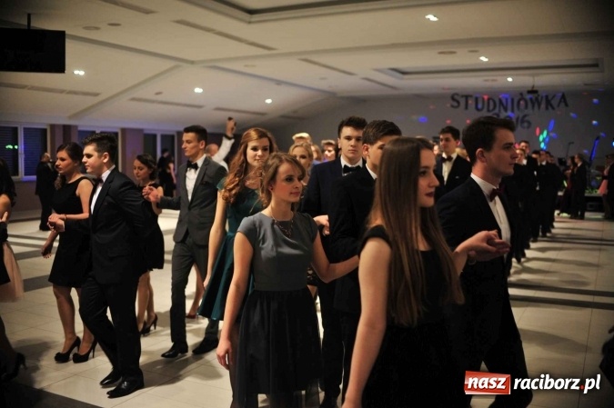 Zdjęcie w galerii na portalu naszraciborz.pl: II LO na swoją studniówkę wybrało Zakrzów FOTO I WIDEO wiadomości z regionu