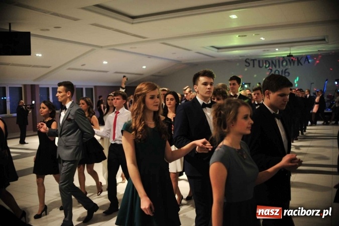 Zdjęcie w galerii na portalu naszraciborz.pl: II LO na swoją studniówkę wybrało Zakrzów FOTO I WIDEO wiadomości z regionu