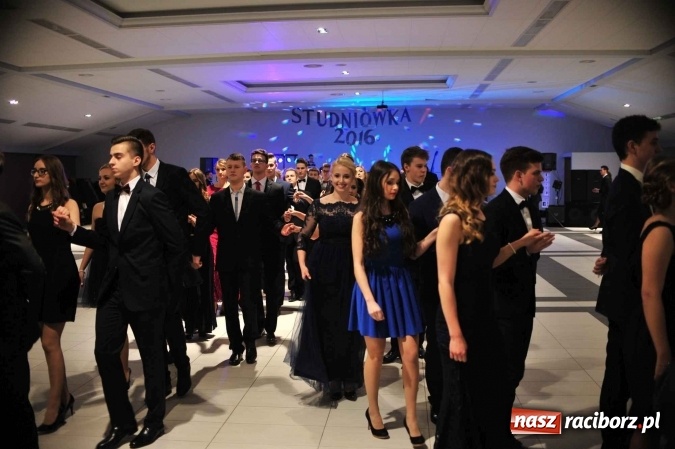 Zdjęcie w galerii na portalu naszraciborz.pl: II LO na swoją studniówkę wybrało Zakrzów FOTO I WIDEO wiadomości z regionu