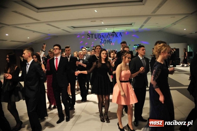 Zdjęcie w galerii na portalu naszraciborz.pl: II LO na swoją studniówkę wybrało Zakrzów FOTO I WIDEO wiadomości z regionu