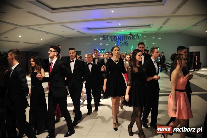 Zdjęcie w galerii na portalu naszraciborz.pl: II LO na swoją studniówkę wybrało Zakrzów FOTO I WIDEO wiadomości z regionu