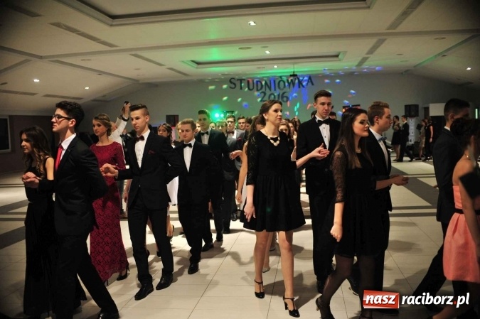 Zdjęcie w galerii na portalu naszraciborz.pl: II LO na swoją studniówkę wybrało Zakrzów FOTO I WIDEO wiadomości z regionu