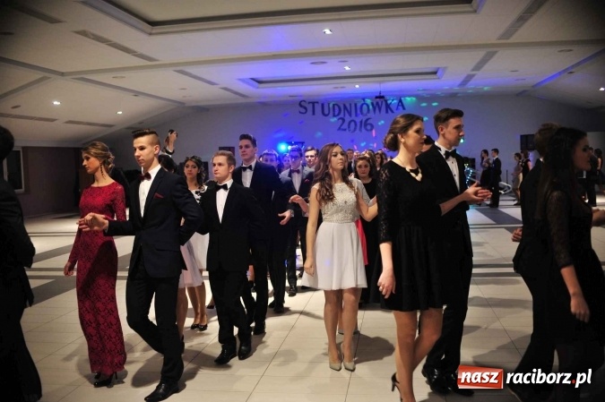 Zdjęcie w galerii na portalu naszraciborz.pl: II LO na swoją studniówkę wybrało Zakrzów FOTO I WIDEO wiadomości z regionu