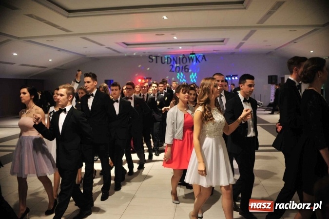 Zdjęcie w galerii na portalu naszraciborz.pl: II LO na swoją studniówkę wybrało Zakrzów FOTO I WIDEO wiadomości z regionu