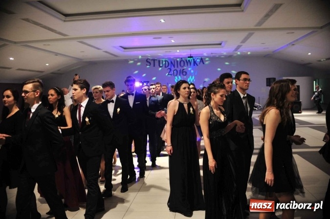 Zdjęcie w galerii na portalu naszraciborz.pl: II LO na swoją studniówkę wybrało Zakrzów FOTO I WIDEO wiadomości z regionu