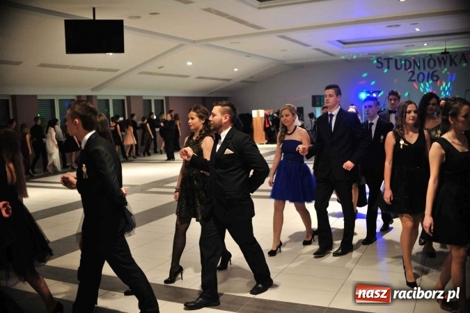 Zdjęcie w galerii na portalu naszraciborz.pl: II LO na swoją studniówkę wybrało Zakrzów FOTO I WIDEO wiadomości z regionu