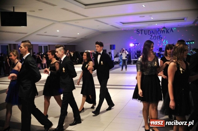 Zdjęcie w galerii na portalu naszraciborz.pl: II LO na swoją studniówkę wybrało Zakrzów FOTO I WIDEO wiadomości z regionu