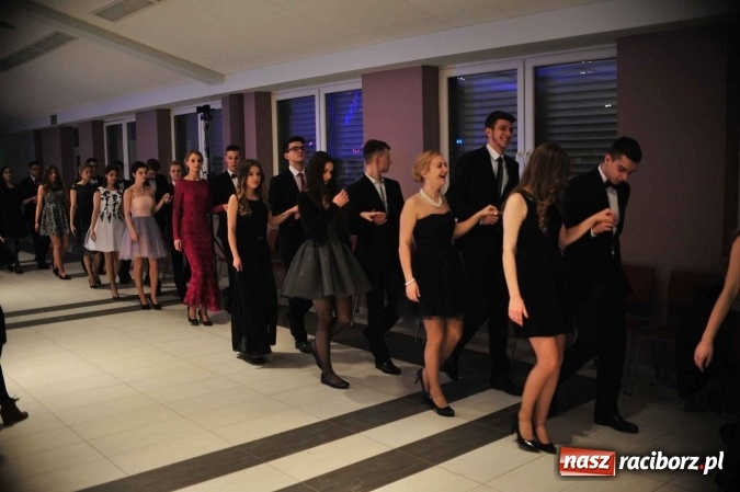 Zdjęcie w galerii na portalu naszraciborz.pl: II LO na swoją studniówkę wybrało Zakrzów FOTO I WIDEO wiadomości z regionu