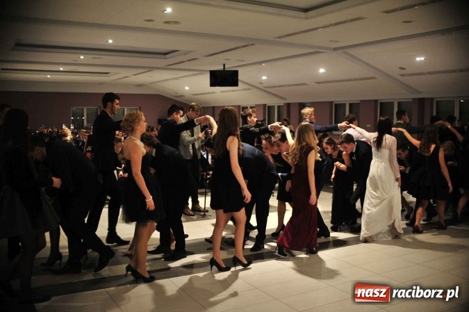 Zdjęcie w galerii na portalu naszraciborz.pl: II LO na swoją studniówkę wybrało Zakrzów FOTO I WIDEO wiadomości z regionu