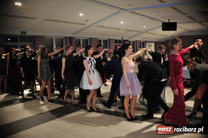 Zdjęcie w galerii na portalu naszraciborz.pl: II LO na swoją studniówkę wybrało Zakrzów FOTO I WIDEO wiadomości z regionu