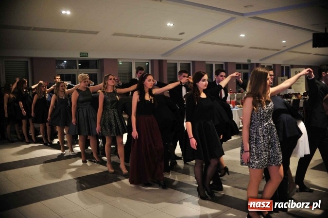 Zdjęcie w galerii na portalu naszraciborz.pl: II LO na swoją studniówkę wybrało Zakrzów FOTO I WIDEO wiadomości z regionu