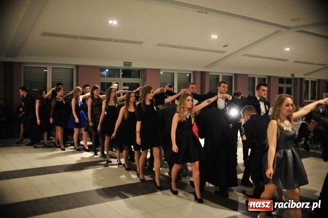 Zdjęcie w galerii na portalu naszraciborz.pl: II LO na swoją studniówkę wybrało Zakrzów FOTO I WIDEO wiadomości z regionu