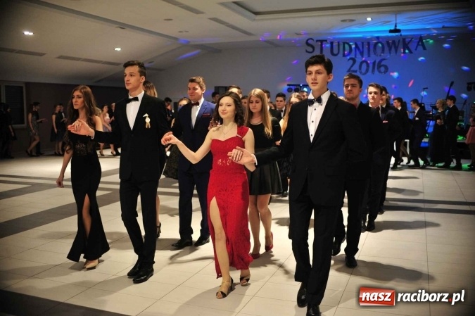 Zdjęcie w galerii na portalu naszraciborz.pl: II LO na swoją studniówkę wybrało Zakrzów FOTO I WIDEO wiadomości z regionu