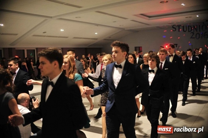 Zdjęcie w galerii na portalu naszraciborz.pl: II LO na swoją studniówkę wybrało Zakrzów FOTO I WIDEO wiadomości z regionu