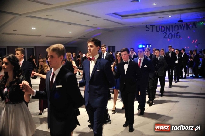 Zdjęcie w galerii na portalu naszraciborz.pl: II LO na swoją studniówkę wybrało Zakrzów FOTO I WIDEO wiadomości z regionu