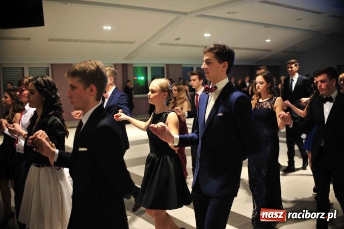 Zdjęcie w galerii na portalu naszraciborz.pl: II LO na swoją studniówkę wybrało Zakrzów FOTO I WIDEO wiadomości z regionu