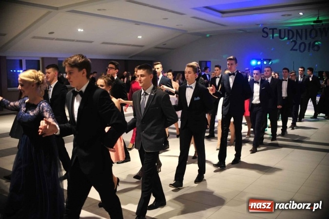 Zdjęcie w galerii na portalu naszraciborz.pl: II LO na swoją studniówkę wybrało Zakrzów FOTO I WIDEO wiadomości z regionu