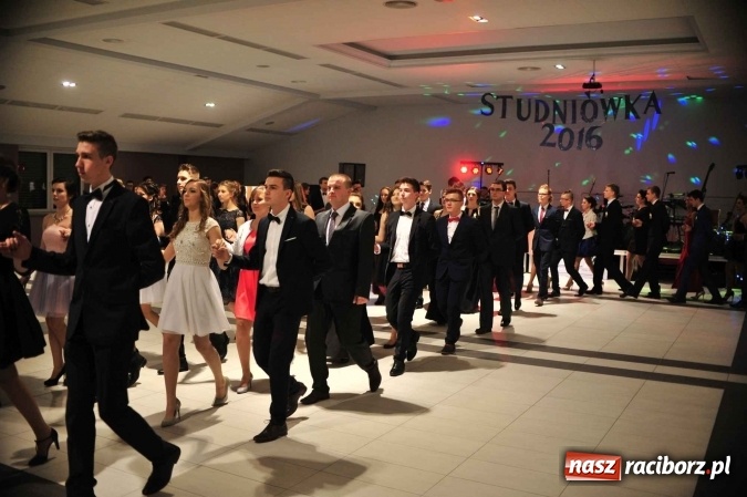 Zdjęcie w galerii na portalu naszraciborz.pl: II LO na swoją studniówkę wybrało Zakrzów FOTO I WIDEO wiadomości z regionu