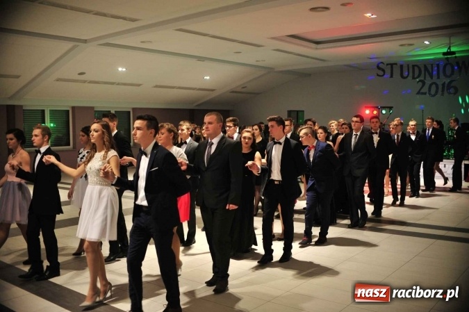 Zdjęcie w galerii na portalu naszraciborz.pl: II LO na swoją studniówkę wybrało Zakrzów FOTO I WIDEO wiadomości z regionu