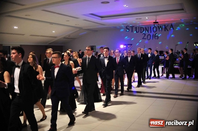 Zdjęcie w galerii na portalu naszraciborz.pl: II LO na swoją studniówkę wybrało Zakrzów FOTO I WIDEO wiadomości z regionu