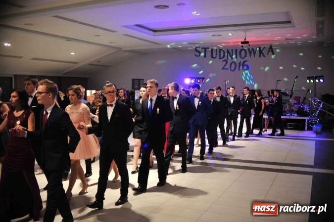 Zdjęcie w galerii na portalu naszraciborz.pl: II LO na swoją studniówkę wybrało Zakrzów FOTO I WIDEO wiadomości z regionu
