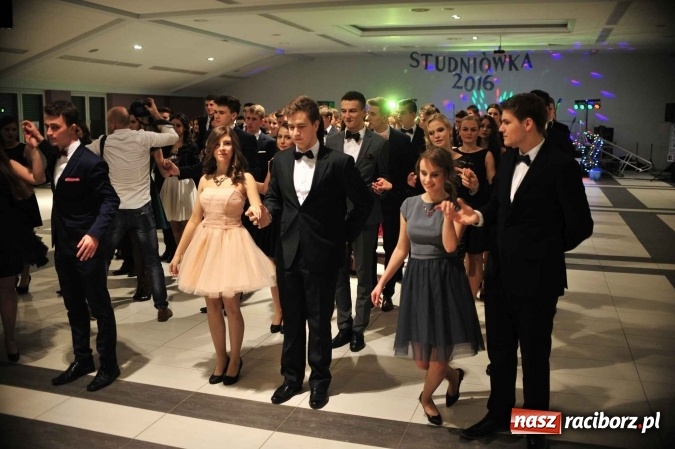 Zdjęcie w galerii na portalu naszraciborz.pl: II LO na swoją studniówkę wybrało Zakrzów FOTO I WIDEO wiadomości z regionu