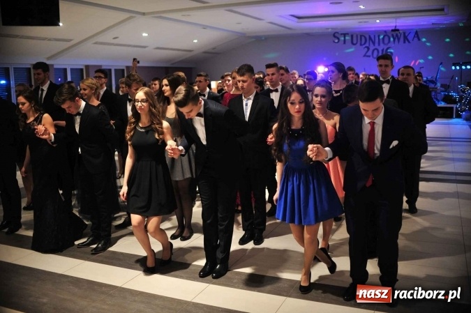 Zdjęcie w galerii na portalu naszraciborz.pl: II LO na swoją studniówkę wybrało Zakrzów FOTO I WIDEO wiadomości z regionu