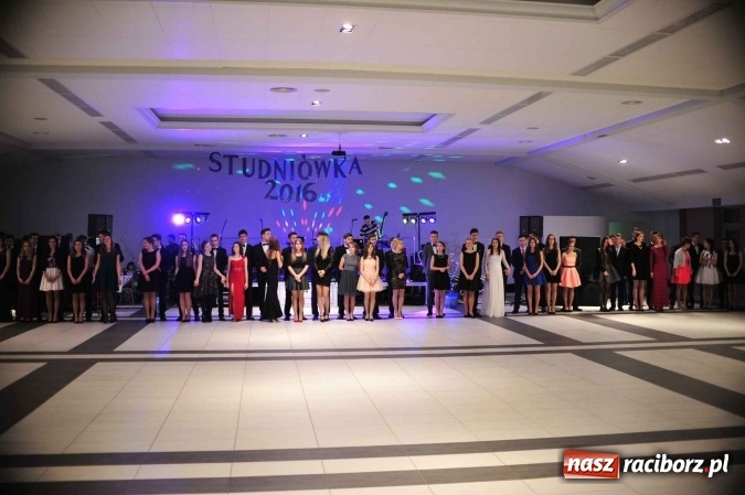 Zdjęcie w galerii na portalu naszraciborz.pl: II LO na swoją studniówkę wybrało Zakrzów FOTO I WIDEO wiadomości z regionu