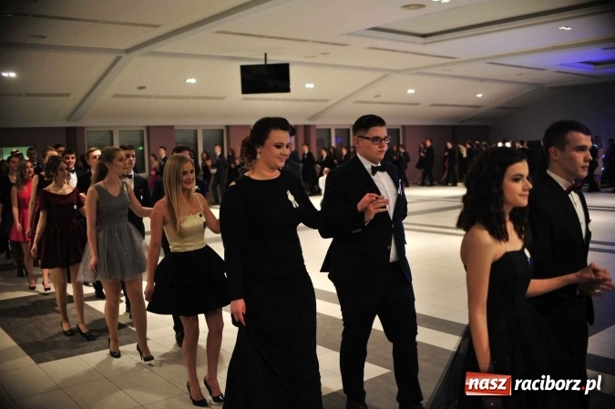 Zdjęcie w galerii na portalu naszraciborz.pl: II LO na swoją studniówkę wybrało Zakrzów FOTO I WIDEO wiadomości z regionu