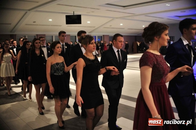 Zdjęcie w galerii na portalu naszraciborz.pl: II LO na swoją studniówkę wybrało Zakrzów FOTO I WIDEO wiadomości z regionu