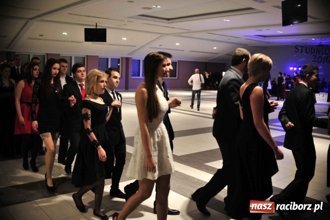 Zdjęcie w galerii na portalu naszraciborz.pl: II LO na swoją studniówkę wybrało Zakrzów FOTO I WIDEO wiadomości z regionu