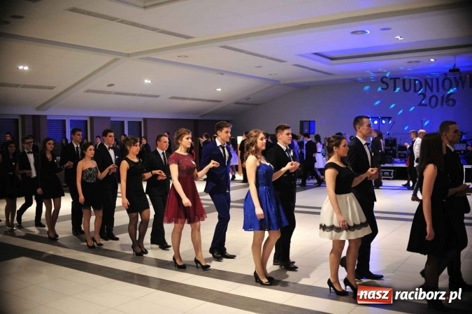 Zdjęcie w galerii na portalu naszraciborz.pl: II LO na swoją studniówkę wybrało Zakrzów FOTO I WIDEO wiadomości z regionu