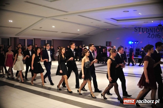 Zdjęcie w galerii na portalu naszraciborz.pl: II LO na swoją studniówkę wybrało Zakrzów FOTO I WIDEO wiadomości z regionu