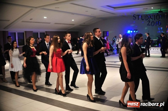 Zdjęcie w galerii na portalu naszraciborz.pl: II LO na swoją studniówkę wybrało Zakrzów FOTO I WIDEO wiadomości z regionu