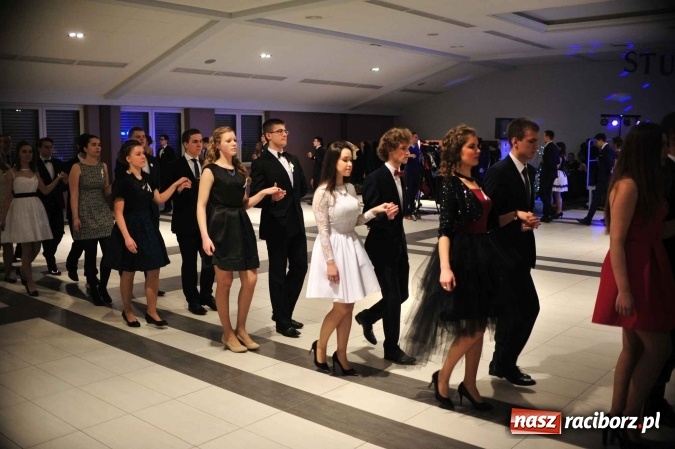 Zdjęcie w galerii na portalu naszraciborz.pl: II LO na swoją studniówkę wybrało Zakrzów FOTO I WIDEO wiadomości z regionu