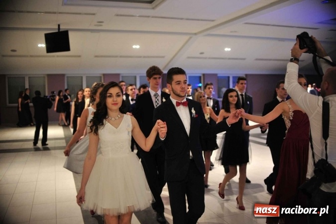 Zdjęcie w galerii na portalu naszraciborz.pl: II LO na swoją studniówkę wybrało Zakrzów FOTO I WIDEO wiadomości z regionu