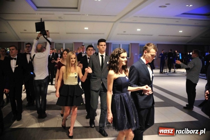 Zdjęcie w galerii na portalu naszraciborz.pl: II LO na swoją studniówkę wybrało Zakrzów FOTO I WIDEO wiadomości z regionu