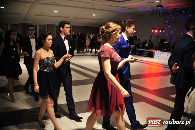 Zdjęcie w galerii na portalu naszraciborz.pl: II LO na swoją studniówkę wybrało Zakrzów FOTO I WIDEO wiadomości z regionu