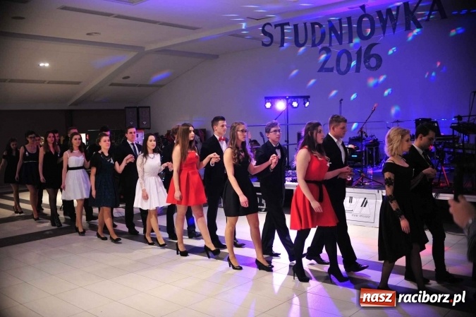 Zdjęcie w galerii na portalu naszraciborz.pl: II LO na swoją studniówkę wybrało Zakrzów FOTO I WIDEO wiadomości z regionu