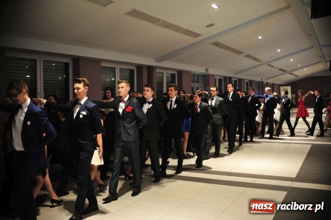 Zdjęcie w galerii na portalu naszraciborz.pl: II LO na swoją studniówkę wybrało Zakrzów FOTO I WIDEO wiadomości z regionu