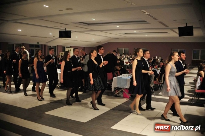 Zdjęcie w galerii na portalu naszraciborz.pl: II LO na swoją studniówkę wybrało Zakrzów FOTO I WIDEO wiadomości z regionu