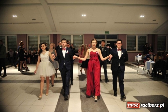 Zdjęcie w galerii na portalu naszraciborz.pl: II LO na swoją studniówkę wybrało Zakrzów FOTO I WIDEO wiadomości z regionu