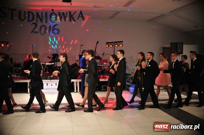 Zdjęcie w galerii na portalu naszraciborz.pl: II LO na swoją studniówkę wybrało Zakrzów FOTO I WIDEO wiadomości z regionu