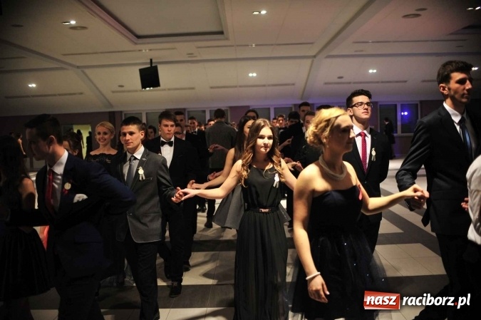 Zdjęcie w galerii na portalu naszraciborz.pl: II LO na swoją studniówkę wybrało Zakrzów FOTO I WIDEO wiadomości z regionu