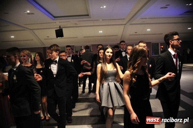 Zdjęcie w galerii na portalu naszraciborz.pl: II LO na swoją studniówkę wybrało Zakrzów FOTO I WIDEO wiadomości z regionu