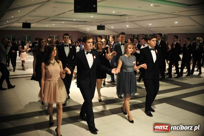 Zdjęcie w galerii na portalu naszraciborz.pl: II LO na swoją studniówkę wybrało Zakrzów FOTO I WIDEO wiadomości z regionu