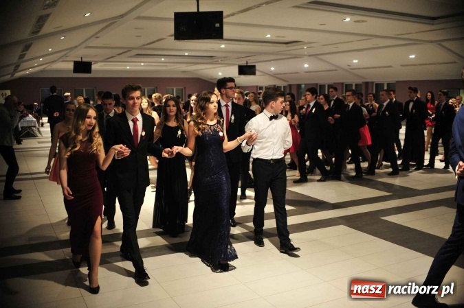 Zdjęcie w galerii na portalu naszraciborz.pl: II LO na swoją studniówkę wybrało Zakrzów FOTO I WIDEO wiadomości z regionu